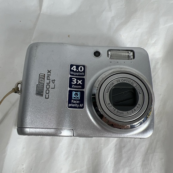 Nikon COOLPIX L4 4.0MP Digital Camera - Silver Tested Works Back Screen Is Out - Picture 1 of 11
